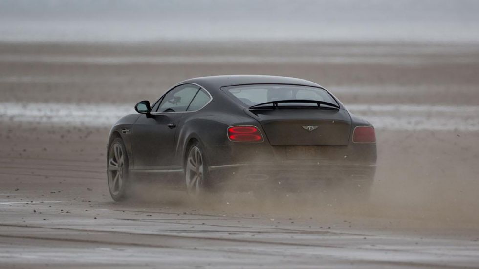 Η Bentley Continental GT Speed διαθέτει ένα twin-turbo, 6λιτρο, W12 σύνολο, που αποδίδει 635 ίππους και 820 Nm ροπής. Κάνει το 0-100 χλμ./ώρα σε 4,1 δλ. και έχει τελική ταχύτητα 331 χλμ./ώρα.