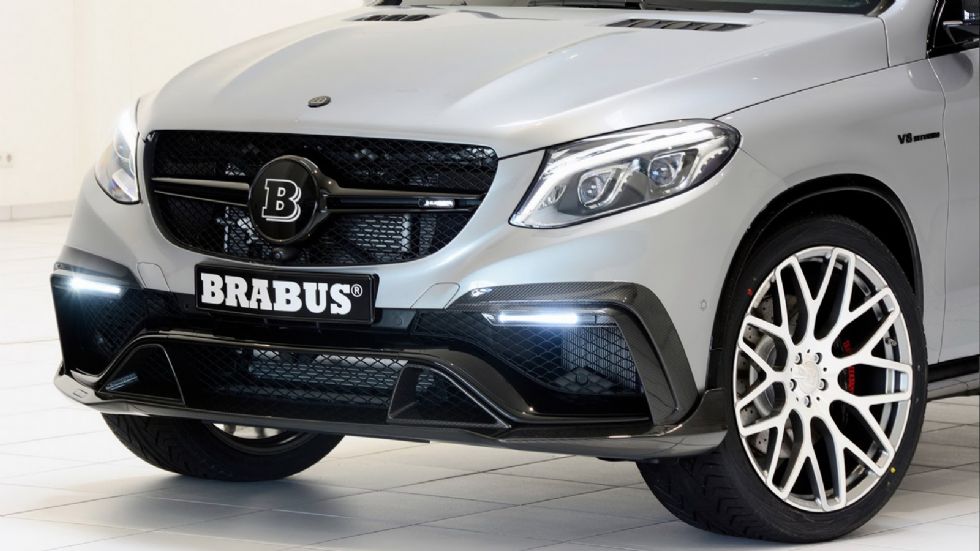 Η GLE 63S Coupe φέρει την ασημί απόχρωση Palladium Silver, αλλά και πλήθος μέρη της BRABUS.