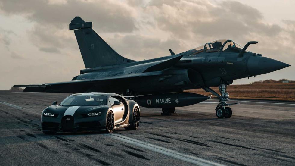 Bugatti Chiron τα έβαλε με μαχητικό Rafale