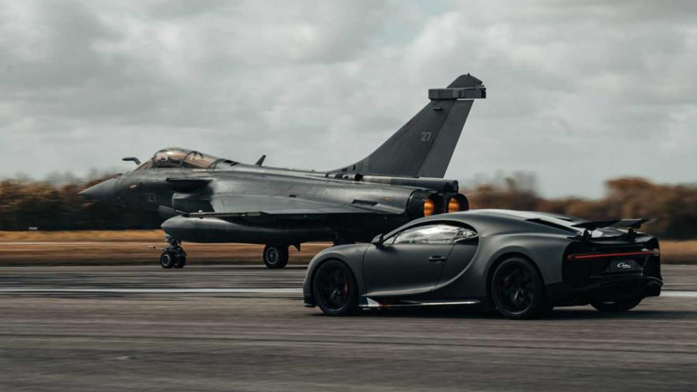 Bugatti Chiron τα έβαλε με μαχητικό Rafale