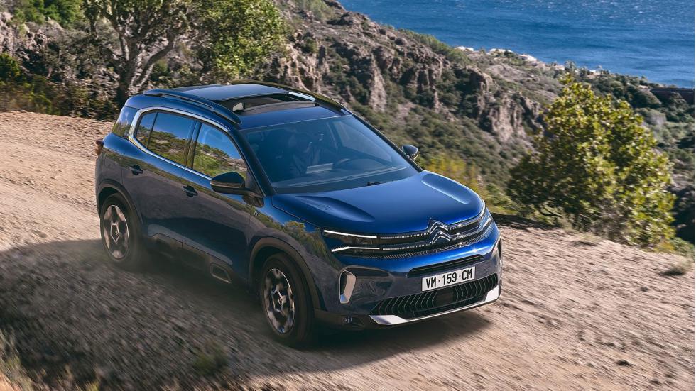 Το C5 Aircross αρέσκεται σε μια πιο χαλαρή οδήγηση γενικότερα, εξ¶ ου και το ελαφρύ τιμόνι με τις 3 στροφές από άκρη σε άκρη που δίνει σωστή πληροφόρηση και είναι ξεκούραστο στην πόλη.   