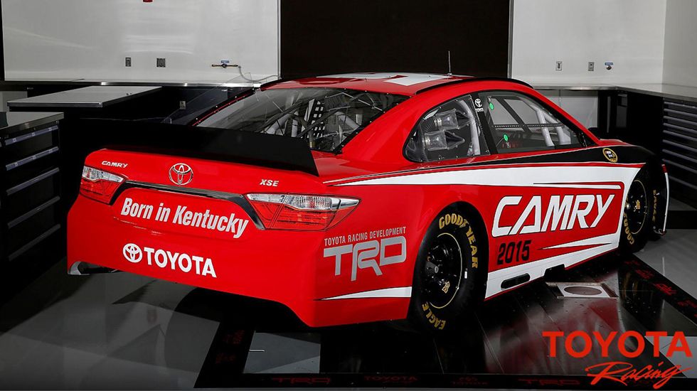 Η Toyota Racing, σε συνεργασία με την Calty Design, το NASCAR και τους συνεργάτες των αγωνιστικών ομάδων της, έφτιαξε ένα αγωνιστικό όχημα που μοιάζει πολύ με το «κανονικό».