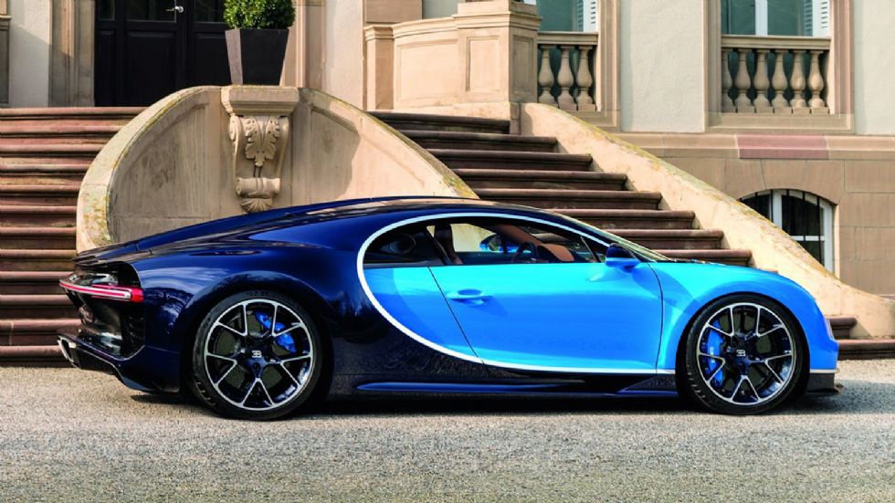 Η Bugatti Chiron έχει μήκος 4.544 χλστ. (+82 από τη Veyron), πλάτος 2.038 χλστ. (+40) και ύψος 1.212 χλστ. (+53), ενώ το μεταξόνιό της εκτείνεται στα 2.711 χλστ. 