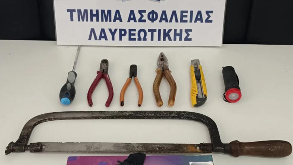 Χειροπέδες σε δίδυμο ανηλίκων που «ρήμαζε» σπίτια & οχήματα