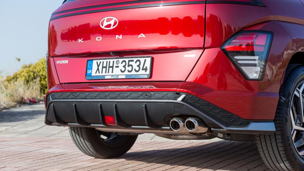 Και το πίσω μέρος του Hyundai Kona «φωνάζει» τις σπορτίφ διαθέσεις του (π.χ. διπλή απόληξη της εξάτμισης και σκούρα φιμέ κρύσταλλα).