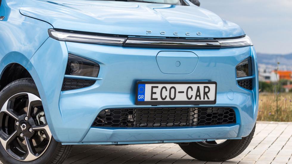 Ξεχωριστή η σχεδίαση στο εμπρός μέρος του Ecocar Pocco με τα λεπτά LED φώτα ημέρας και τους προβολείς αλογόνου στα μεγάλα ανοίγματα του προφυλακτήρα.