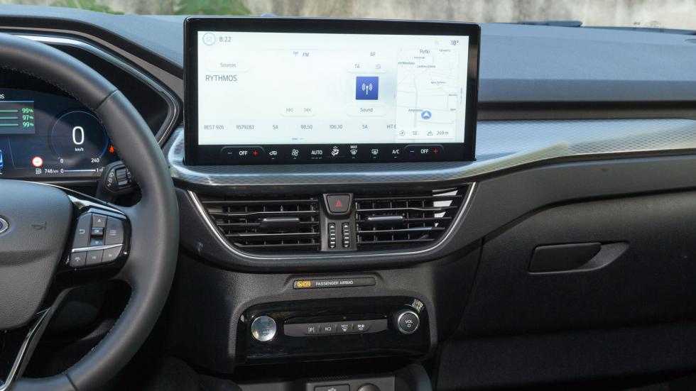 Η νέα οθόνη αφής έχει διάσταση13,2 ίντσες, φέρει εργοστασιακό σύστημα πλοήγησης και υποστηρίζει ασύρματη σύνδεση Apple Car Play και Android Auto.