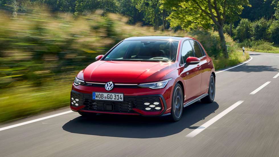 Κάτω από το καπό του VW Golf GTI υπάρχει ο 2λιτρος TSI των 265 ίππων, ο οποίος κάνει το 0-100 χλμ./ώρα σε 5,9 δλ..