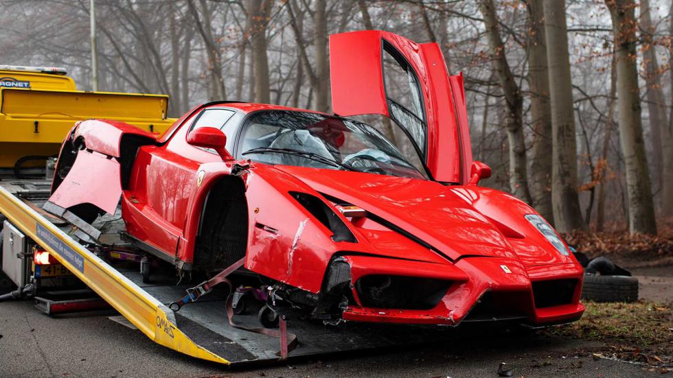 Θρυλική Ferrari Enzo έγινε σμπαράλια στα χέρια μηχανικού