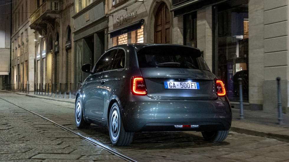 Λανσάρεται στην Ευρώπη το Fiat 500e με την υπογραφή του Giorgio Armani