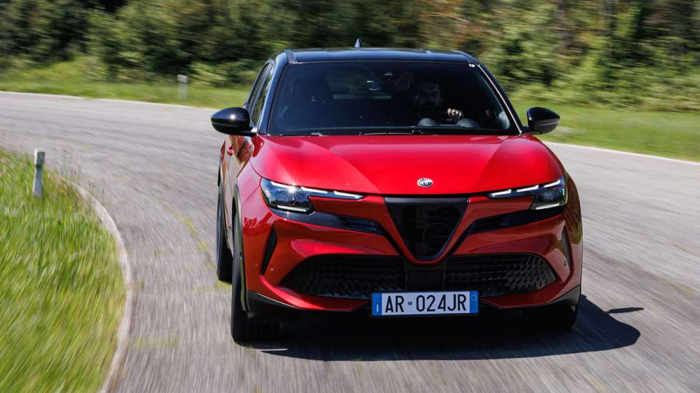 Οδηγούμε τη νέα Alfa Romeo Junior Veloce στην Ιταλία