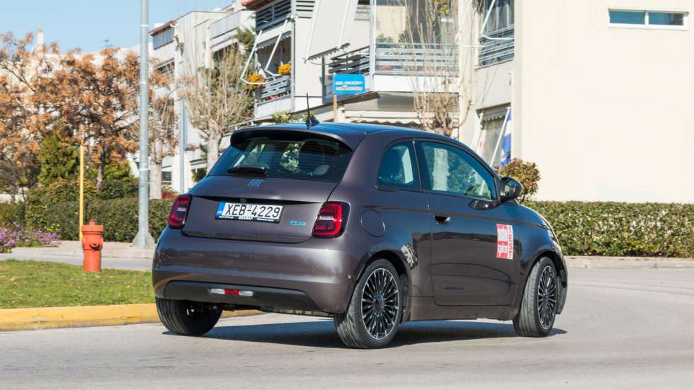 Το σύστημα διεύθυνσης του Fiat 500e είναι αρκετά άμεσο και με καλή πληροφόρηση, ενώ το σφιχτό σετάρισμα της ανάρτησης να συντελεί στις προβλέψιμες αντιδράσεις του 500 και στην συνολικά ευχάριστη αίσθη