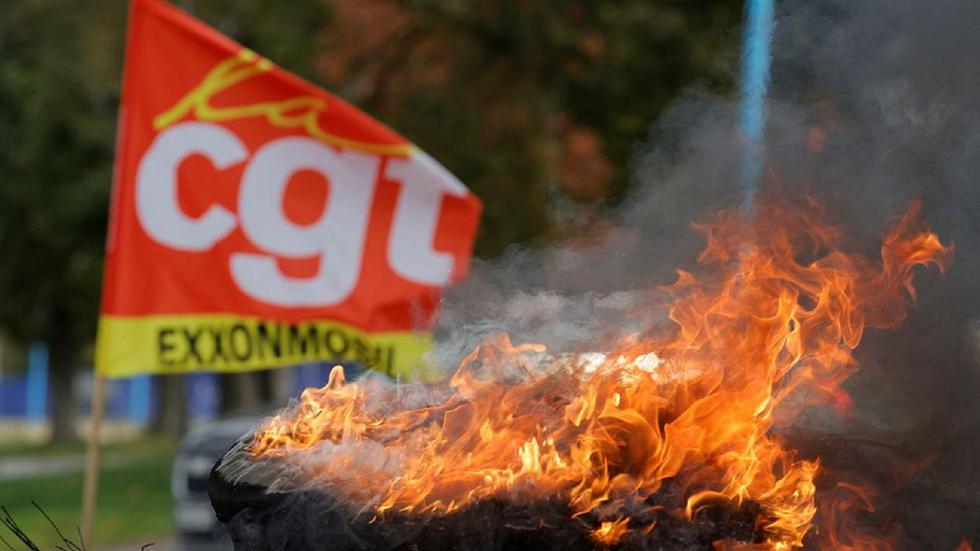 Μπλοκαρισμένη είναι η παροχή καυσίμων στην Γαλλία λόγω των απεργιακών κινητοποιήσεων στα διυλιστήρια της χώρας. 