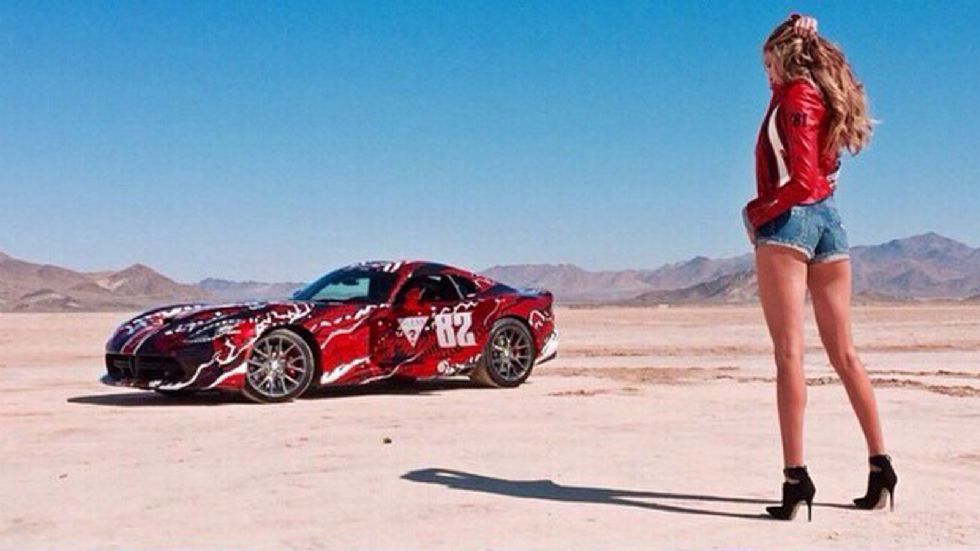 Όσο και αν προσπαθούν οι «κακόμοιρες» Dodge Viper SRT με την εκκεντρική «ενδυμασία» τους να τραβήξουν τα φώτα της δημοσιότητας πάνω τους, δύσκολα τα ανδρικά μάτια θα φύγουν από τα κορίτσια…