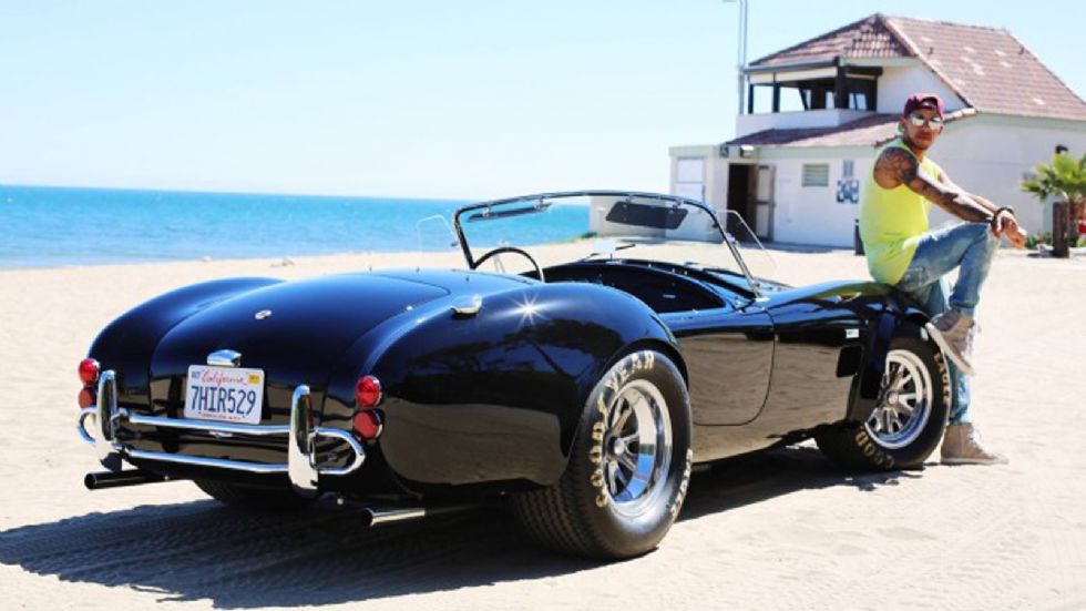 Η φωτογράφιση της Shelby Cobra έγινε στο Malibu της Καλιφόρνια.