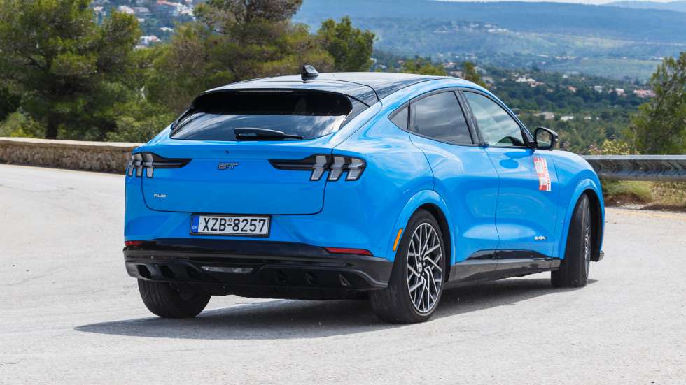 Ακόμη και στο όριο η Mustang Mach-E GT παρουσιάζεται εντυπωσιακά σταθερή και ακλόνητη, με την ανάρτηση Magneride να κάνει τη διαφορά, μεταφέροντας ομαλά το βάρος στις απότομες μετατοπίσεις.