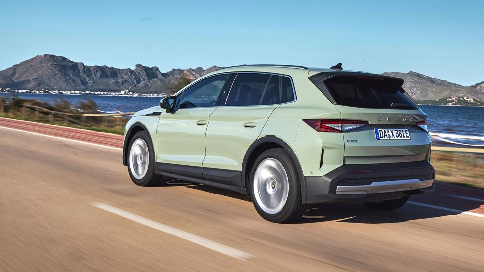 Το καλό σε αίσθηση τιμόνι του Skoda Elroq μεταφέρει χωρίς φιοριτούρες την πληροφορία στον οδηγό, ενώ αναλόγως του οδηγικού mode διαφοροποιείται και η ένταση απόκριση του ηλεκτροκινητήρα.