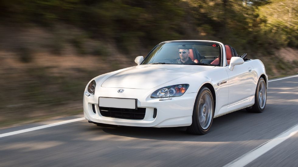 Το Honda S2000 αγαπήθηκε για την εμφάνισή του, τον οδηγικό του χαρακτήρα που σπάνια συγχωρούσε λάθη, αλλά και τον «μανιακό» κινητήρα που δε δίσταζε να «ουρλιάξει» μέχρι τις 9.000 σ.α.λ.	