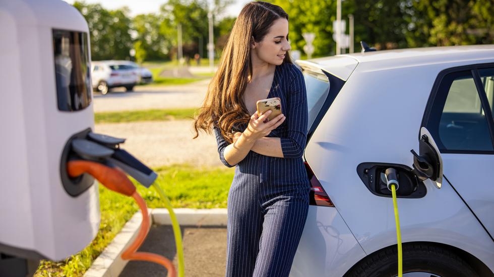 +25% οι παγκόσμιες πωλήσεις ηλεκτρικών και Plug-in υβριδικών το 2024!