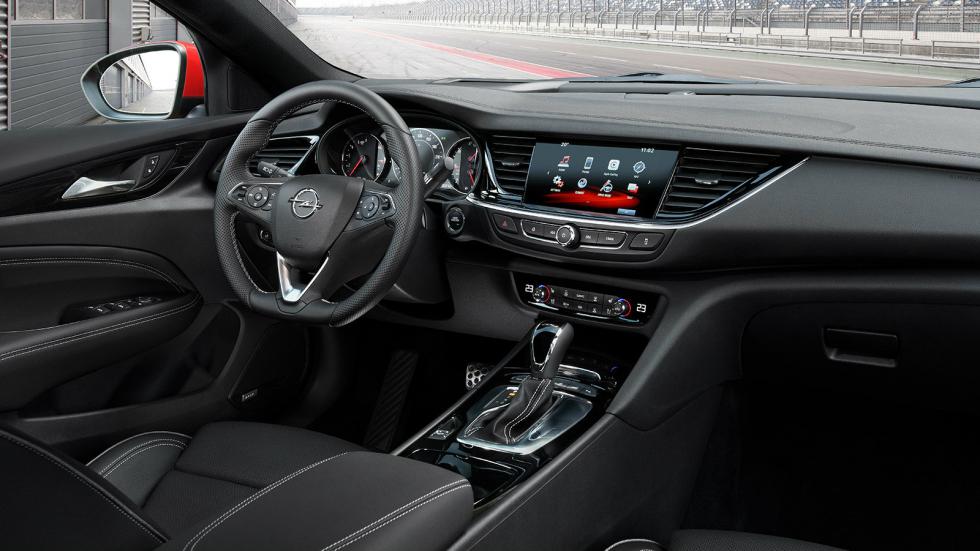 Στην καμπίνα του νέου Opel Insignia GSi ξεχωρίζουν  τα νέα καταπληκτικά μπάκετ καθίσματα, που σχεδιαστικά θυμίζουν… κόμπρα. Ποιότητα και ευρυχωρία παραμένουν σε κορυφαία επίπεδα.