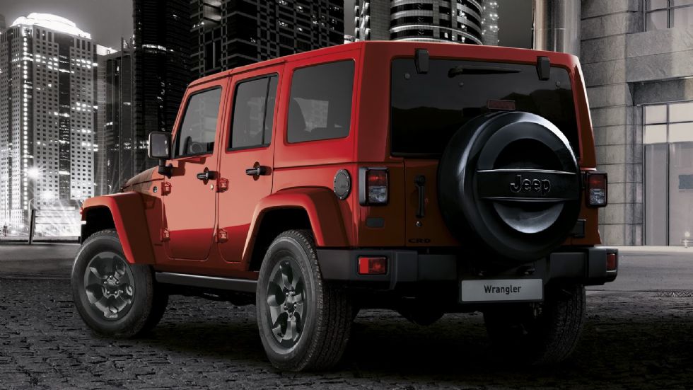 Το Jeep Wrangler έχει μαύρο χρώμα στους προφυλακτήρες, τους καθρέπτες και στις 18 ιντσών αλουμινένιες ρόδες.