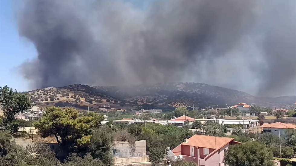 Στο σημείο επιχειρούν περισσότεροι από 50 πυροσβέστες, ενώ στη μάχη για την κατάσβεση έχουν μπει 4 αεροπλάνα και 6 ελικόπτερα.