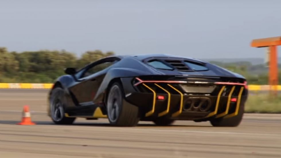 Η Centenario στηρίζεται στην Aventador και έχει carbon fiber σασί – αμάξωμα, πειραγμένη αεροδυναμική και πίσω κίνηση. Τιμάται 1,75 εκ. ευρώ και τα 40 αντίτυπά της (20 Coupe και 20 Roadster) έχου