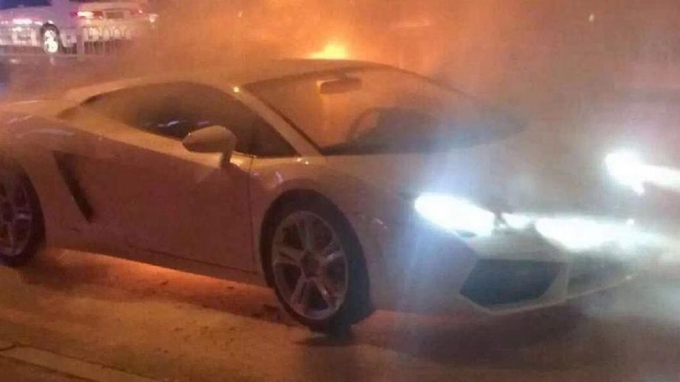 Η Lamborghini Gallardo την ώρα που ξέσπασε η φωτιά.