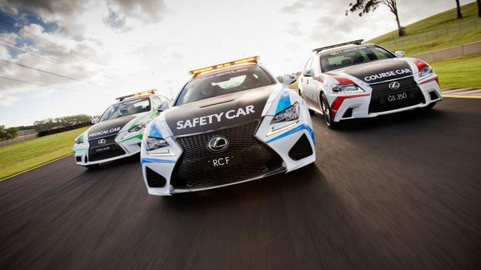 Εκτός από το RC F Safety Car (κέντρο), η Lexus παρουσίασε και τα GS 350 F Sport Course Car (δεξιά) και IS 350 F Sport Medical Car (αριστερά).