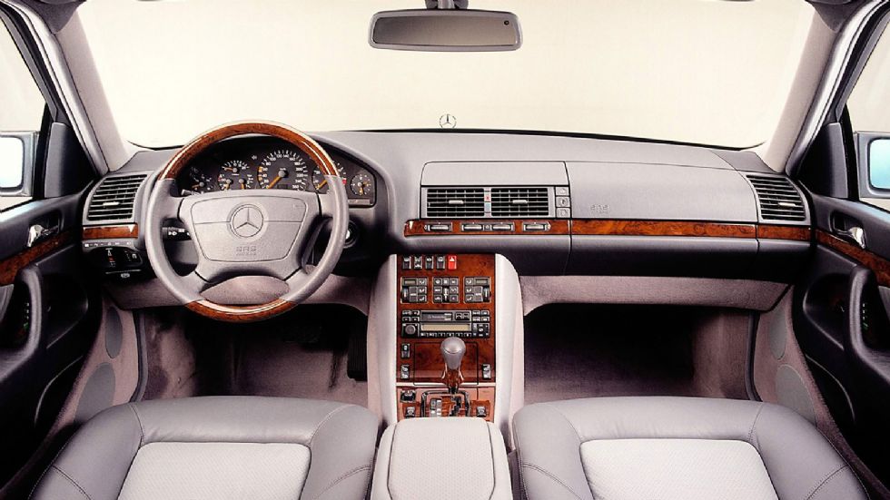 Η επίδειξη τεχνολογίας από την Mercedes 
S-Class τρίτης γενιάς δεν τελειώνει εδώ, μιας και το αυτοκίνητο εξοπλιζόταν με προβολείς 
xenon που ρυθμίζουν αυτόματα την ένταση της φωτεινότητας.