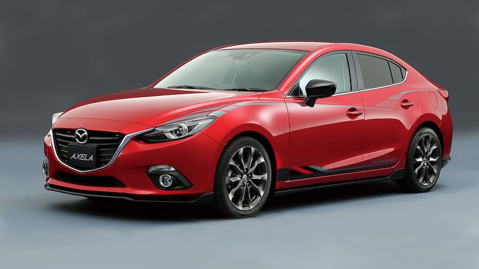 Το Mazda3 (Axela στην Ιαπωνία) θα παρουσιαστεί και στην Sedan έκδοσή του με κόκκινο αμάξωμα διακοσμημένο με γκρι ρίγες.