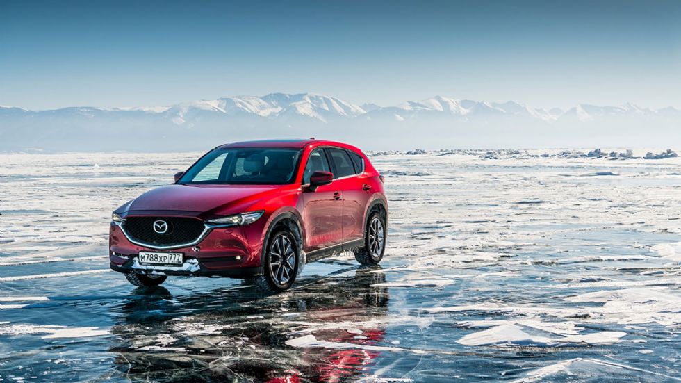 Η Mazda δείχνει τις δυνατότητες της έκδοσης AWD του δημοφιλούς CX-5 σε οδήγηση στην παγωμένη επιφάνεια της λίμνης Βαϊκάλης.