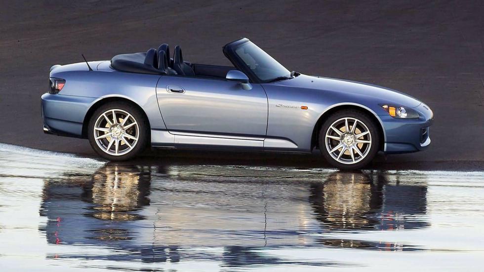 Στη δεύτερη γενιά του Honda S2000, το μηχανικό κιβώτιο έξι σχέσεων εξοπλίζεται με carbon συγχρονιζέ.