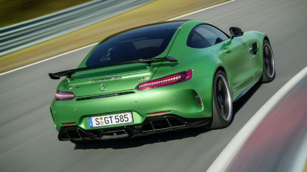 Στον στάνταρ εξοπλισμό της νέας Mercedes-AMG GT R συναντάμε ένα ηλεκτρονικά ελεγχόμενο διαφορικό περιορισμένης ολίσθησης στον πίσω άξονα. 