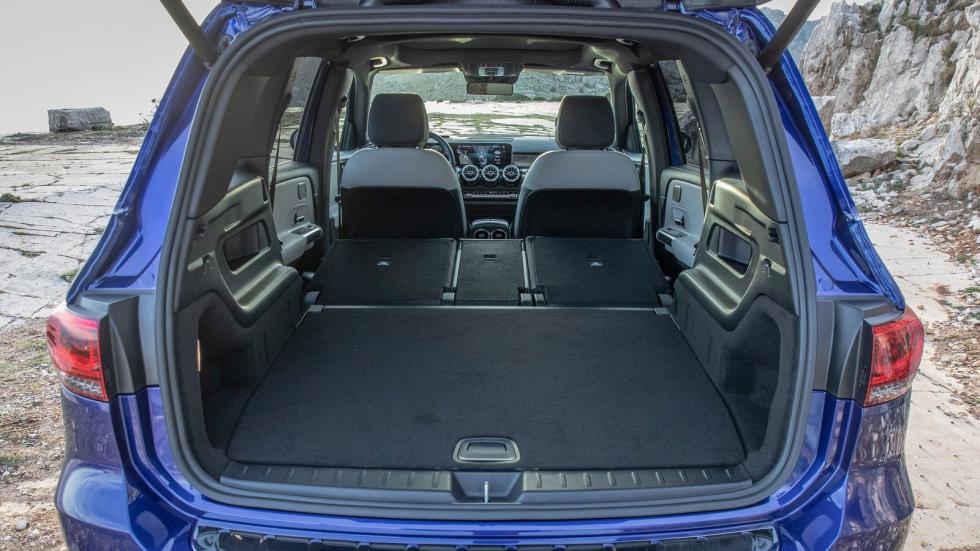 Η 5-θέσια Mercedes GLB με τα συρόμενα πίσω καθίσματα αν «διπλώσεις» τη δεύτερη σειρά καθισμάτων έχει χώρο αποσκευών που φτάνει τα 1.805 λίτρα. 