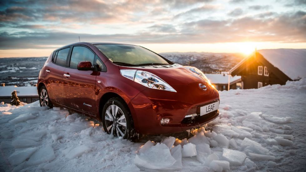 Η Nissan ανακοίνωσε πως το Leaf θα διατίθεται με τη μεγαλύτερη μπαταρία των 30 kWh, η οποία θα του προσδίδει αυτονομία έως και 250 χλμ., πάντα με μία φόρτιση.