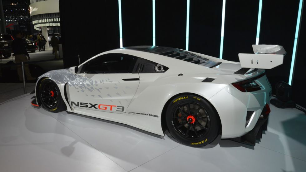 Το NSX GT3 κινείται από τον ίδιο twin-turbo V6 κινητήρα των 3,5 λίτρων, αλλά έχει αφήσει πίσω του το υβριδικό σύστημα. Οπότε, μιλάμε για ένα πισωκίνητο (και όχι 4κίνητο όπως το μοντέλο παραγωγής) όχημ