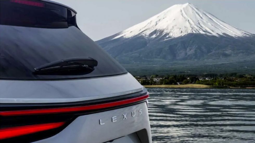 Η Lexus μας δίνει μια πρώτη γεύση από το νέο ΝΧ