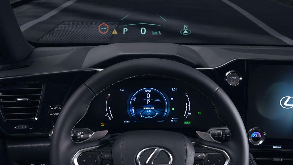 Το προαιρετικό head-up display είναι το μεγαλύτερο σε επιφάνεια της κατηγορίας.