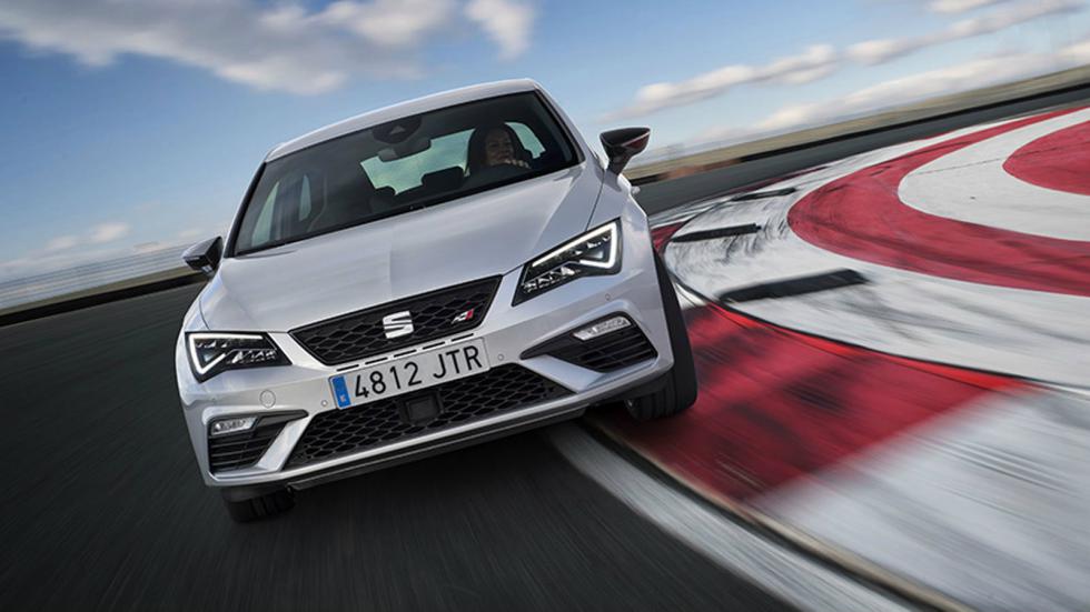 Πιο δυναμική όψη απέκτησε το SEAT Leon CUPRA χάρη στα νέα φώτα και τις μεγαλύτερες εισαγωγές αέρα μπροστά.