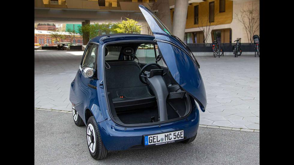 Σε αντίθεση με την Isetta, η κολόνα του τιμονιού δεν ανοίγει μαζί με την πόρτα, ενώ το κάθισμα χωράει με το ζόρι 1,5 ενήλικα.