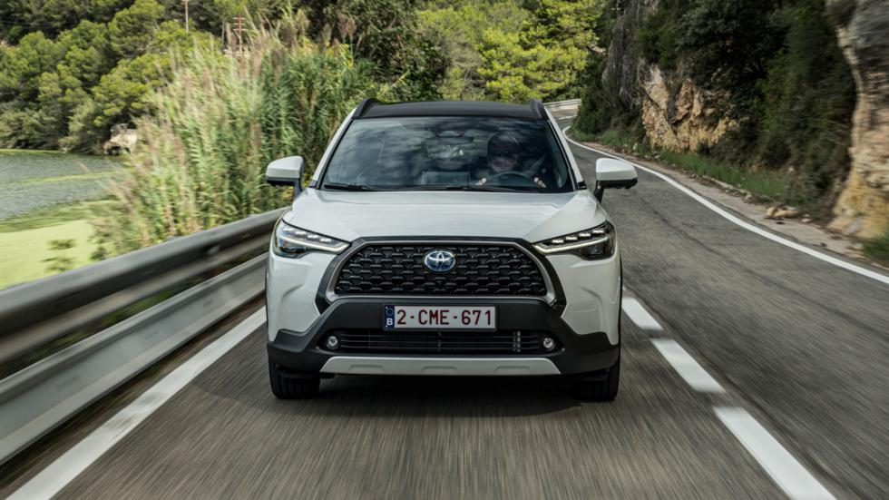 Οδηγούμε: Νέα Toyota Corolla Cross | Υβριδικό SUV που «καίει» 5 λτ.