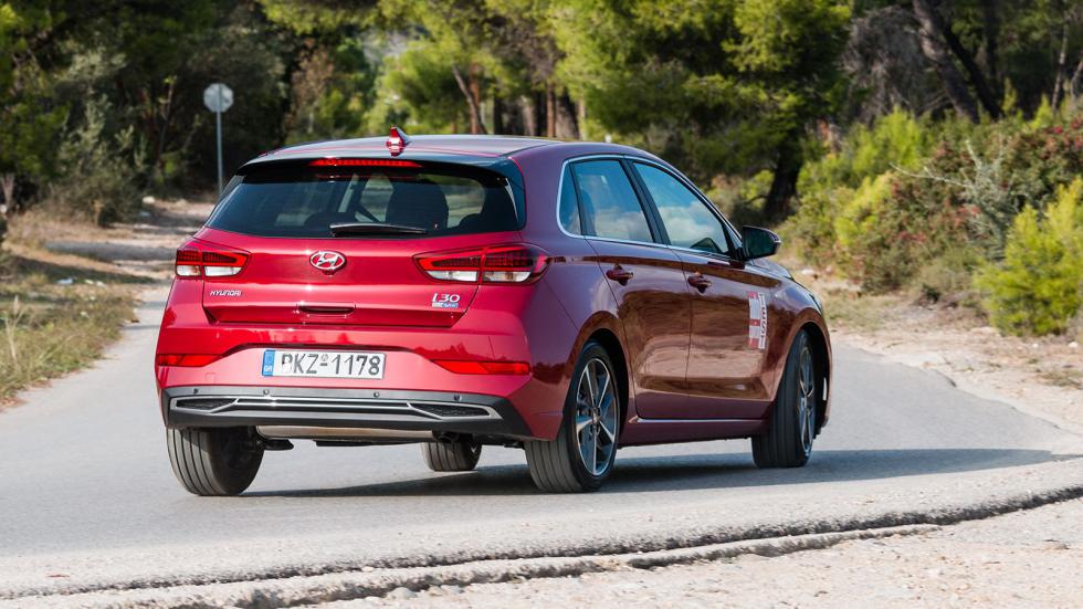 Η ποιότητα κύλισης στο Hyundai i30 ενισχύεται από την ικανότητα της ανάρτησης να λειαίνει αποτελεσματικά και αθόρυβα τις περισσότερες ανωμαλίες που θα συναντήσουν οι τροχοί.