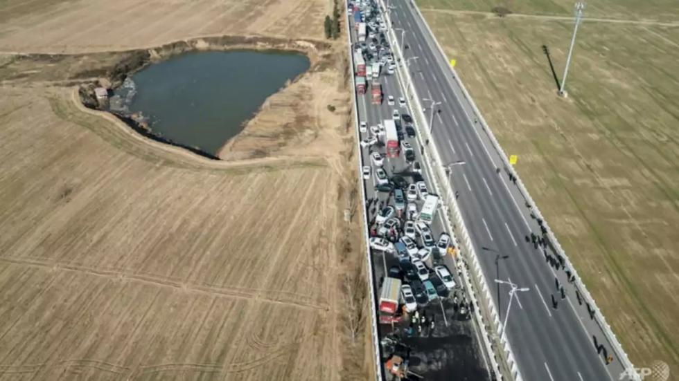 Καραμπόλα με πάνω από 200 αυτοκίνητα 