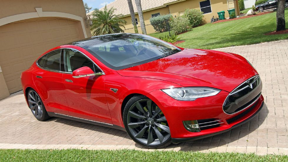 Το ηλεκτρικό Tesla Model S P85 έχει ισχύ 388 ίππων, κάνει το 0-100 σε 5,6 δλ., έχει τελική 225 χλμ./ώρα, ενώ προσφέρει αυτονομία άνω των 500 χλμ./ώρα.