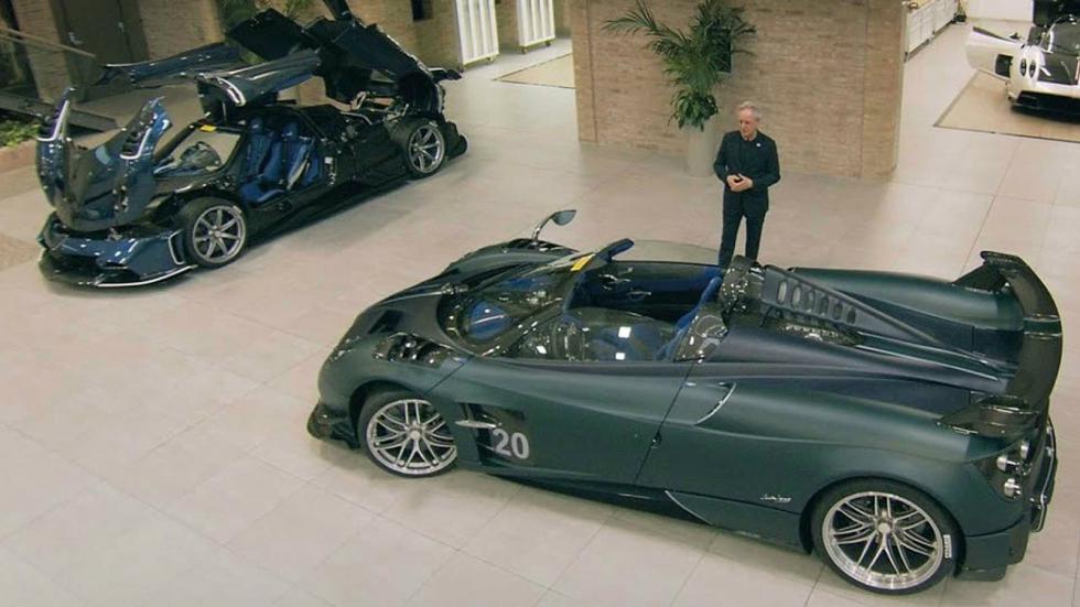 O Horacio Pagani κάνει τις συστάσεις με τα μοντέλα της μάρκας που εν τέλει δεν έφτασαν ποτέ στο Σαλόνι της Γενεύης. 