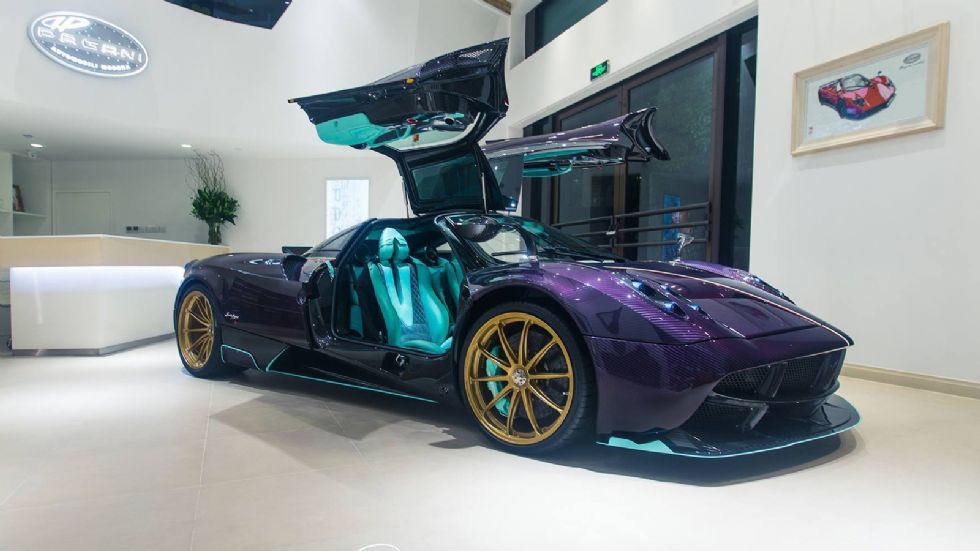 Η Pagani Huayra Dinastia αποτελεί ένα από τα τρία οχήματα που προορίζονται για την Κίνα, καθένα τους με διαφορετική «ενδυμασία». Ο ιδιοκτήτης του σημερινού, προτίμησε την μοβ απόχρωση του carbon αμαξώ