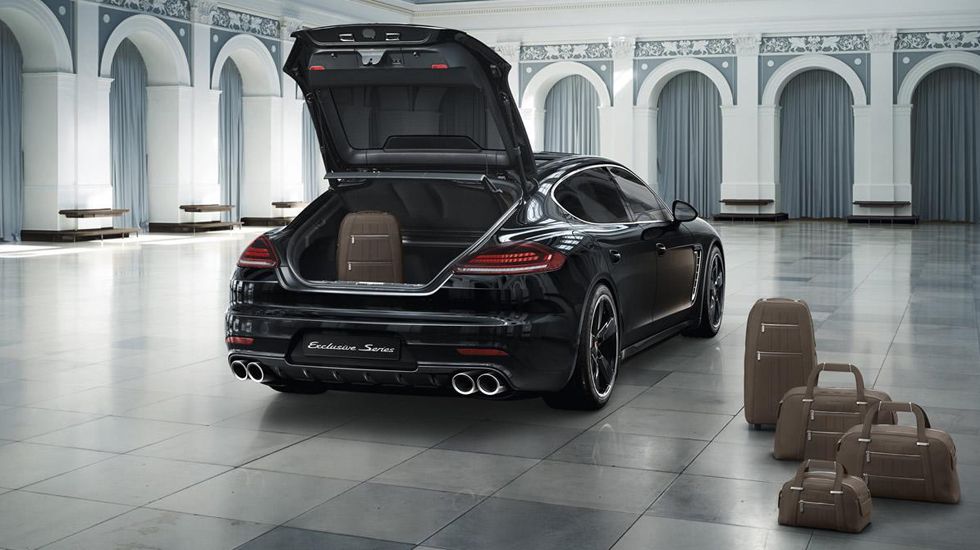 Η Porsche Panamera Exclusive Series είναι ήδη διαθέσιμη προς παραγγελία, ενώ μπορεί να αποκτηθεί με τις ασορτί 5 βαλίτσες που είναι φτιαγμένες από δέρμα Poltrona Frau.