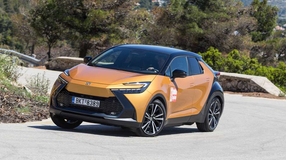 Μέσα στην πόλη με το Plug-in hybrid Toyota C-HR μπορείς να κινηθείς μόνο με ρεύμα, άρα και με μηδενική κατανάλωση βενζίνης, ενώ αν ξεχάσεις να φορτίσεις την μπαταρία, η κατανάλωση δεν θα υπερβεί τα 4,