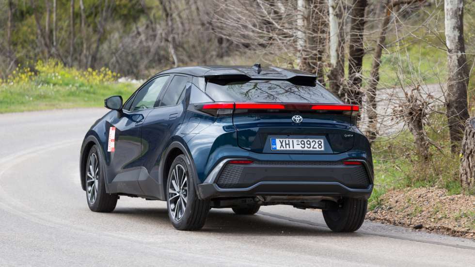 Το 2λιτρο Toyota C-HR φέρει εξελιγμένα αμορτισέρ που αλλάζουν την απόσβεσή τους παθητικά (δεν μπορεί να επιλέξει με κουμπί ο οδηγός την λειτουργία τους όπως στις ενεργητικά ρυθμιζόμενες ανάρτησης).